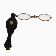 Load image into Gallery viewer, Face-à-main ancien en écaille et laiton – fin XIXᵉ / début XXᵉ siècle Le Charme des Violettes - Brocante en ligne
