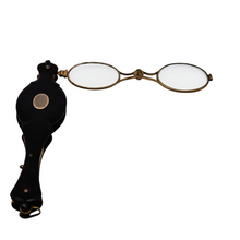 Load image into Gallery viewer, Face-à-main ancien en écaille et laiton – fin XIXᵉ / début XXᵉ siècle Le Charme des Violettes - Brocante en ligne
