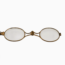 Load image into Gallery viewer, Face-à-main ancien en écaille et laiton – fin XIXᵉ / début XXᵉ siècle Le Charme des Violettes - Brocante en ligne
