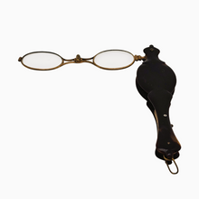 Load image into Gallery viewer, Face-à-main ancien en écaille et laiton – fin XIXᵉ / début XXᵉ siècle Le Charme des Violettes - Brocante en ligne
