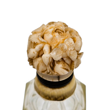 Charger l&#39;image dans la galerie, Flacon à sels Belle Époque en cristal taillé et son bouchon floral sculpté, circa 1880–1900 Le Charme des Violettes - Brocante en ligne
