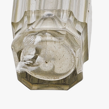 Charger l&#39;image dans la galerie, Flacon à sels Belle Époque en cristal taillé et son bouchon floral sculpté, circa 1880–1900 Le Charme des Violettes - Brocante en ligne
