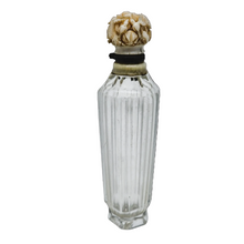 Load image into Gallery viewer, Flacon à sels Belle Époque en cristal taillé et son bouchon floral sculpté, circa 1880–1900 Le Charme des Violettes - Brocante en ligne
