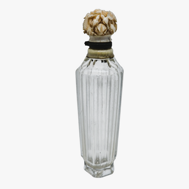 Flacon à sels Belle Époque en cristal taillé et son bouchon floral sculpté, circa 1880–1900 Le Charme des Violettes - Brocante en ligne