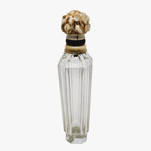 Charger l&#39;image dans la galerie, Flacon à sels Belle Époque en cristal taillé et son bouchon floral sculpté, circa 1880–1900 Le Charme des Violettes - Brocante en ligne
