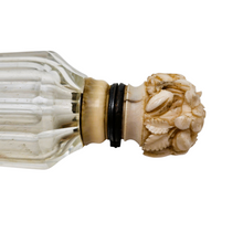 Charger l&#39;image dans la galerie, Flacon à sels Belle Époque en cristal taillé et son bouchon floral sculpté, circa 1880–1900 Le Charme des Violettes - Brocante en ligne
