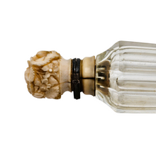 Charger l&#39;image dans la galerie, Flacon à sels Belle Époque en cristal taillé et son bouchon floral sculpté, circa 1880–1900 Le Charme des Violettes - Brocante en ligne
