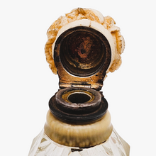 Charger l&#39;image dans la galerie, Flacon à sels Belle Époque en cristal taillé et son bouchon floral sculpté, circa 1880–1900 Le Charme des Violettes - Brocante en ligne
