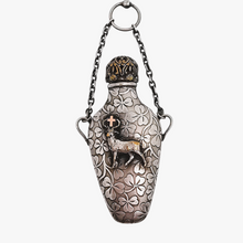 Afbeelding in Gallery-weergave laden, Flacon de châtelaine en métal argenté à décor de Saint-Hubert, fin XIXe / début XXe siècle
