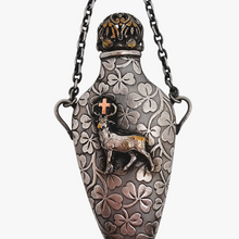 Afbeelding in Gallery-weergave laden, Flacon de châtelaine en métal argenté à décor de Saint-Hubert, fin XIXe / début XXe siècle
