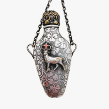 Afbeelding in Gallery-weergave laden, Flacon de châtelaine en métal argenté à décor de Saint-Hubert, fin XIXe / début XXe siècle
