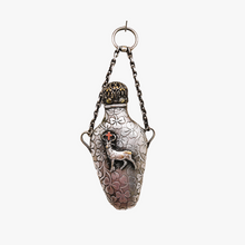 Afbeelding in Gallery-weergave laden, Flacon de châtelaine en métal argenté à décor de Saint-Hubert, fin XIXe / début XXe siècle
