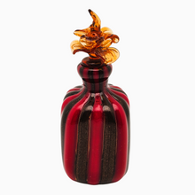 Charger l'image dans la galerie, Flacon à parfum décoratif en verre de Murano irisé, bouchon fleur, années 1950-1960 Le Charme des Violettes - Brocante en ligne

