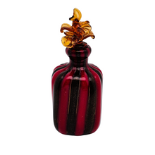Charger l'image dans la galerie, Flacon à parfum décoratif en verre de Murano irisé, bouchon fleur, années 1950-1960 Le Charme des Violettes - Brocante en ligne

