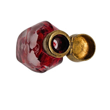 Charger l'image dans la galerie, Flacon à parfum en cristal de Bohême rouge rubis – décor vigne et raisin dégagé à l'acide, vers 1900 Le Charme des Violettes - Brocante en ligne
