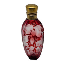 Charger l'image dans la galerie, Flacon à parfum en cristal de Bohême rouge rubis – décor vigne et raisin dégagé à l'acide, vers 1900 Le Charme des Violettes - Brocante en ligne

