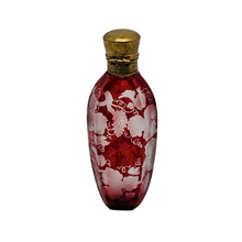 Charger l'image dans la galerie, Flacon à parfum en cristal de Bohême rouge rubis – décor vigne et raisin dégagé à l'acide, vers 1900 Le Charme des Violettes - Brocante en ligne
