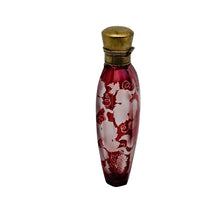 Charger l'image dans la galerie, Flacon à parfum en cristal de Bohême rouge rubis – décor vigne et raisin dégagé à l'acide, vers 1900 Le Charme des Violettes - Brocante en ligne
