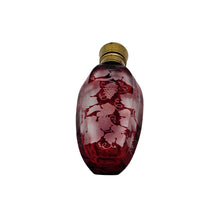 Charger l'image dans la galerie, Flacon à parfum en cristal de Bohême rouge rubis – décor vigne et raisin dégagé à l'acide, vers 1900 Le Charme des Violettes - Brocante en ligne
