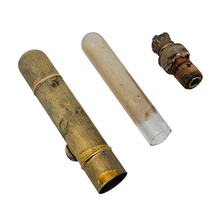 Load image into Gallery viewer, Flacon à sels ancien – flacon de pâmoison en métal doré, tube en verre intérieur, fin XIXᵉ - début XXᵉ siècle Le Charme des Violettes - Brocante en ligne
