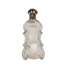 Load image into Gallery viewer, Flacon à sels ou à parfum en cristal taillé et son bouchon sur charnière en argent 833, Pays-Bas, 1814-1905
