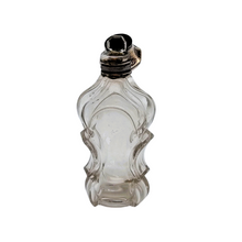 Load image into Gallery viewer, Flacon à sels ou à parfum en cristal taillé et son bouchon sur charnière en argent 833, Pays-Bas, 1814-1905
