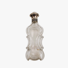 Load image into Gallery viewer, Flacon à sels ou à parfum en cristal taillé et son bouchon sur charnière en argent 833, Pays-Bas, 1814-1905
