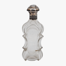 Load image into Gallery viewer, Flacon à sels ou à parfum en cristal taillé et son bouchon sur charnière en argent 833, Pays-Bas, 1814-1905
