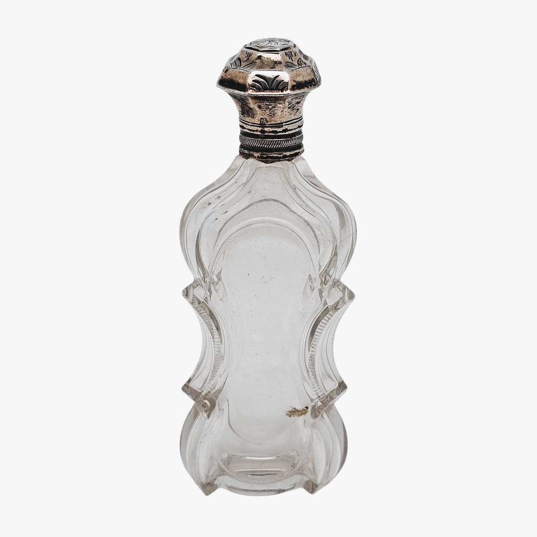 Flacon à sels ou à parfum en cristal taillé et son bouchon sur charnière en argent 833, Pays-Bas, 1814-1905