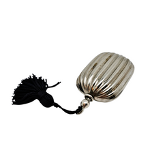 Charger l'image dans la galerie, Flacon à sels cannelé en argent 800, Belle Époque, fin XIXè - début XXè
