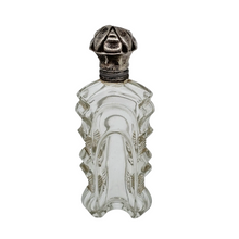 Charger l'image dans la galerie, Flacon à sels ou à parfum en verre moulé et monture en métal argenté, vers 1890-1910 Le Charme des Violettes - Brocante en ligne
