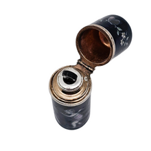 Charger l'image dans la galerie, Flacon à parfum ou à sels en argent émaillé bleu nuit à décor de putti et intérieur en vermeil, milieu XIXè siècle Le Charme des Violettes - Brocante en ligne
