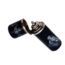 Charger l'image dans la galerie, Flacon à parfum ou à sels en argent émaillé bleu nuit à décor de putti et intérieur en vermeil, milieu XIXè siècle Le Charme des Violettes - Brocante en ligne
