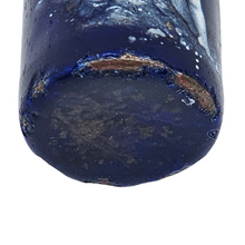 Charger l'image dans la galerie, Flacon à parfum ou à sels en argent émaillé bleu nuit à décor de putti et intérieur en vermeil, milieu XIXè siècle Le Charme des Violettes - Brocante en ligne
