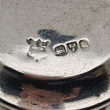 Load image into Gallery viewer, Flacon édouardien en cristal taillé et argent sterling – Angleterre, Chester, 1915 Le Charme des Violettes - Brocante en ligne
