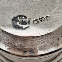 Load image into Gallery viewer, Flacon édouardien en cristal taillé et argent sterling – Angleterre, Chester, 1915 Le Charme des Violettes - Brocante en ligne
