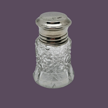 Load image into Gallery viewer, Flacon en cristal taillé et argent sterling, Angleterre, Chester, 1915 Le Charme des Violettes - Brocante en ligne
