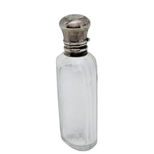 Afbeelding in Gallery-weergave laden, Flacon à sels ou à parfum en cristal taillé et argent, France, fin XIXᵉ siècle Le Charme des Violettes - Brocante en ligne
