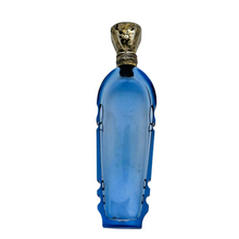 Charger l'image dans la galerie, Flacon en cristal taillé bleu et bouchon en vermeil ciselé, vers 1880-1910 Le Charme des Violettes - Brocante en ligne
