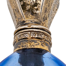 Charger l'image dans la galerie, Flacon en cristal taillé bleu et bouchon en vermeil ciselé, vers 1880-1910 Le Charme des Violettes - Brocante en ligne
