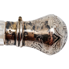 Charger l'image dans la galerie, Flacon à parfum en cristal et bouchon en vermeil, fin XIXᵉ - début XXᵉ siècle Le Charme des Violettes - Brocante en ligne
