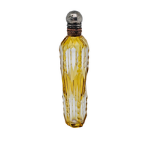 Afbeelding in Gallery-weergave laden, Flacon à parfum en cristal jaune ambré et monture en métal argenté, vers 1880-1900 Le Charme des Violettes - Brocante en ligne
