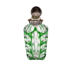 Charger l'image dans la galerie, Flacon en cristal overlay vert et bouchon en argent, vers 1880-1910 Le Charme des Violettes - Brocante en ligne
