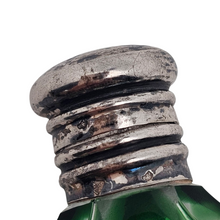 Afbeelding in Gallery-weergave laden, Flacon à parfum Art nouveau en cristal clair et vert, monture argent, France, vers 1900 Le Charme des Violettes - Brocante en ligne
