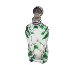 Afbeelding in Gallery-weergave laden, Flacon à parfum Art nouveau en cristal clair et vert, monture argent, France, vers 1900 Le Charme des Violettes - Brocante en ligne
