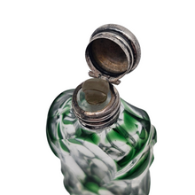 Afbeelding in Gallery-weergave laden, Flacon à parfum Art nouveau en cristal clair et vert, monture argent, France, vers 1900 Le Charme des Violettes - Brocante en ligne
