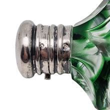Afbeelding in Gallery-weergave laden, Flacon à parfum Art nouveau en cristal clair et vert, monture argent, France, vers 1900 Le Charme des Violettes - Brocante en ligne
