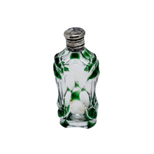 Afbeelding in Gallery-weergave laden, Flacon à parfum Art nouveau en cristal clair et vert, monture argent, France, vers 1900 Le Charme des Violettes - Brocante en ligne
