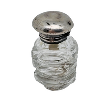 Charger l'image dans la galerie, Petit flacon de parfum en cristal taillé et bouchon en métal argenté, fin XIXè - début XXè Le Charme des Violettes - Brocante en ligne
