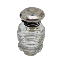 Charger l'image dans la galerie, Petit flacon de parfum en cristal taillé et bouchon en métal argenté, fin XIXè - début XXè Le Charme des Violettes - Brocante en ligne
